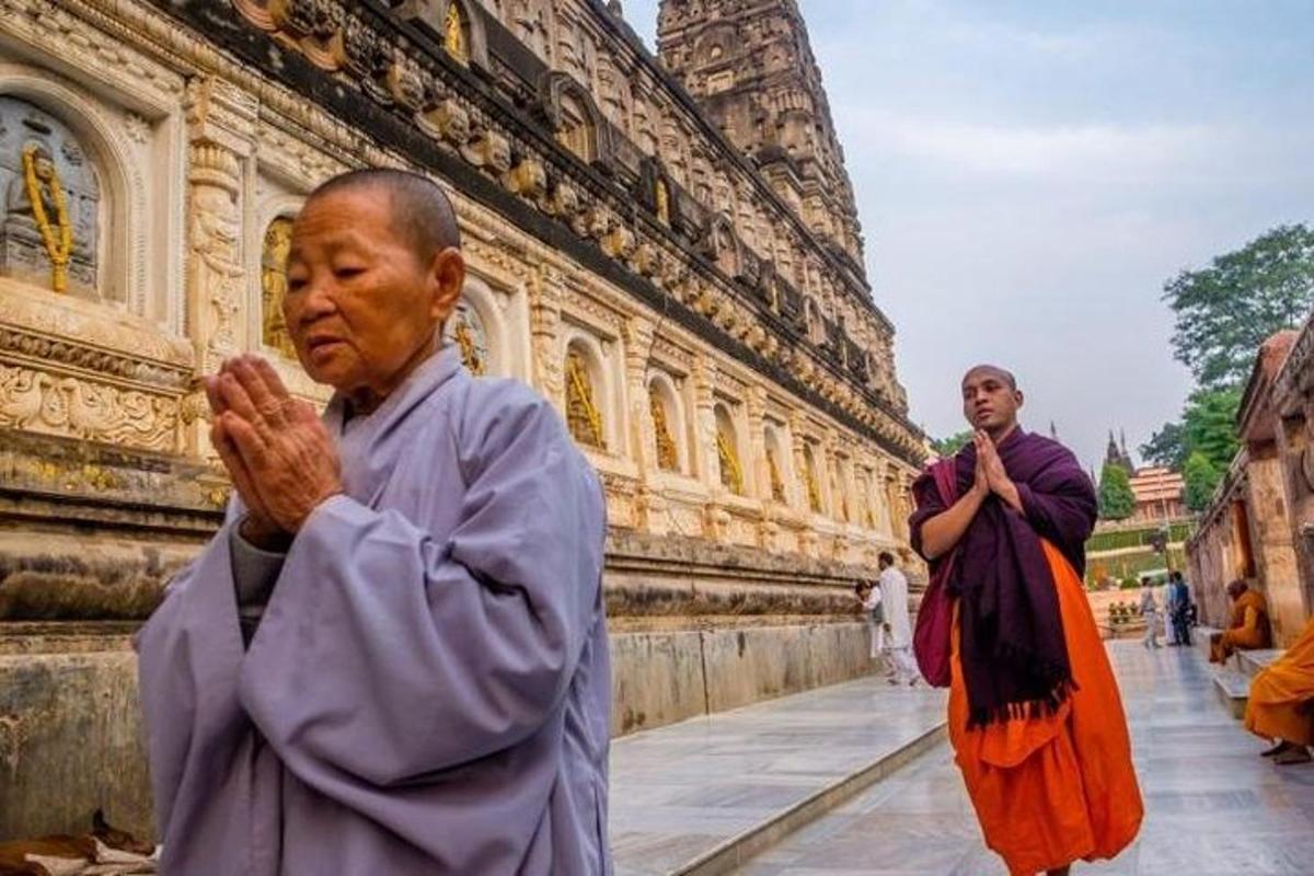 Dos monjes de pie frente a un edificio