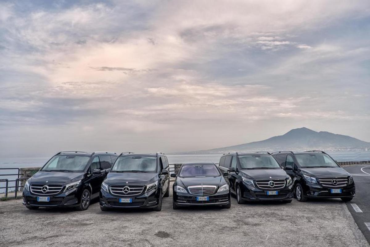 um grupo de carros estacionados em um estacionamento