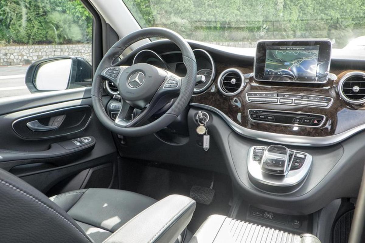 um painel de um carro com um celular no volante