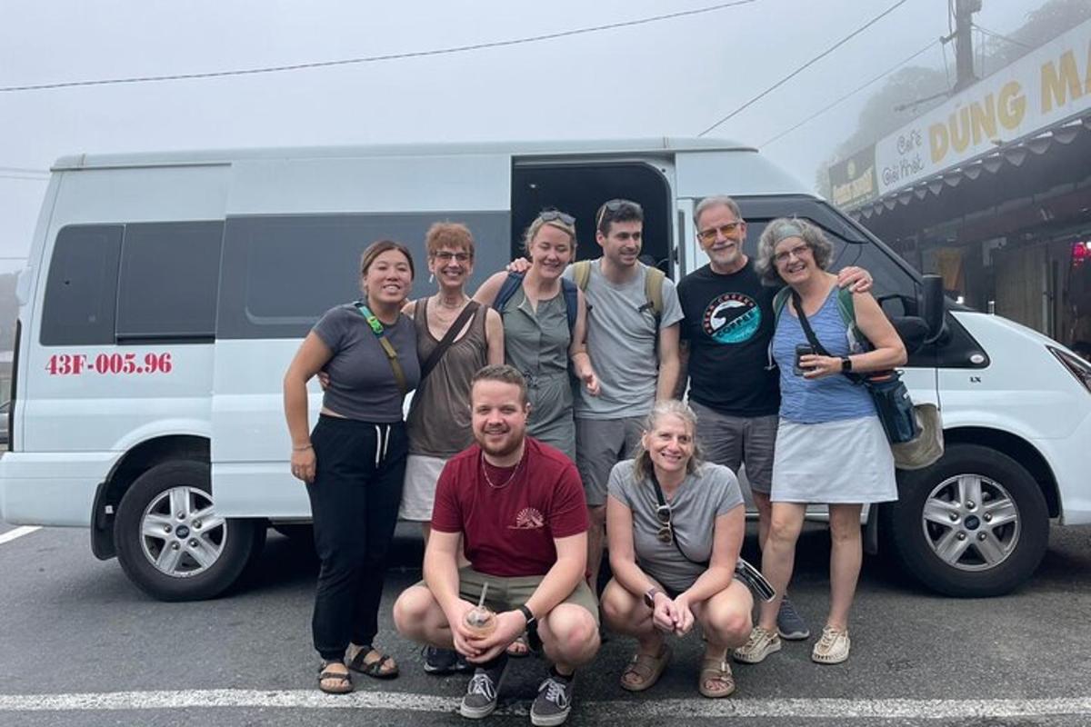 um grupo de pessoas em pé na frente de uma van