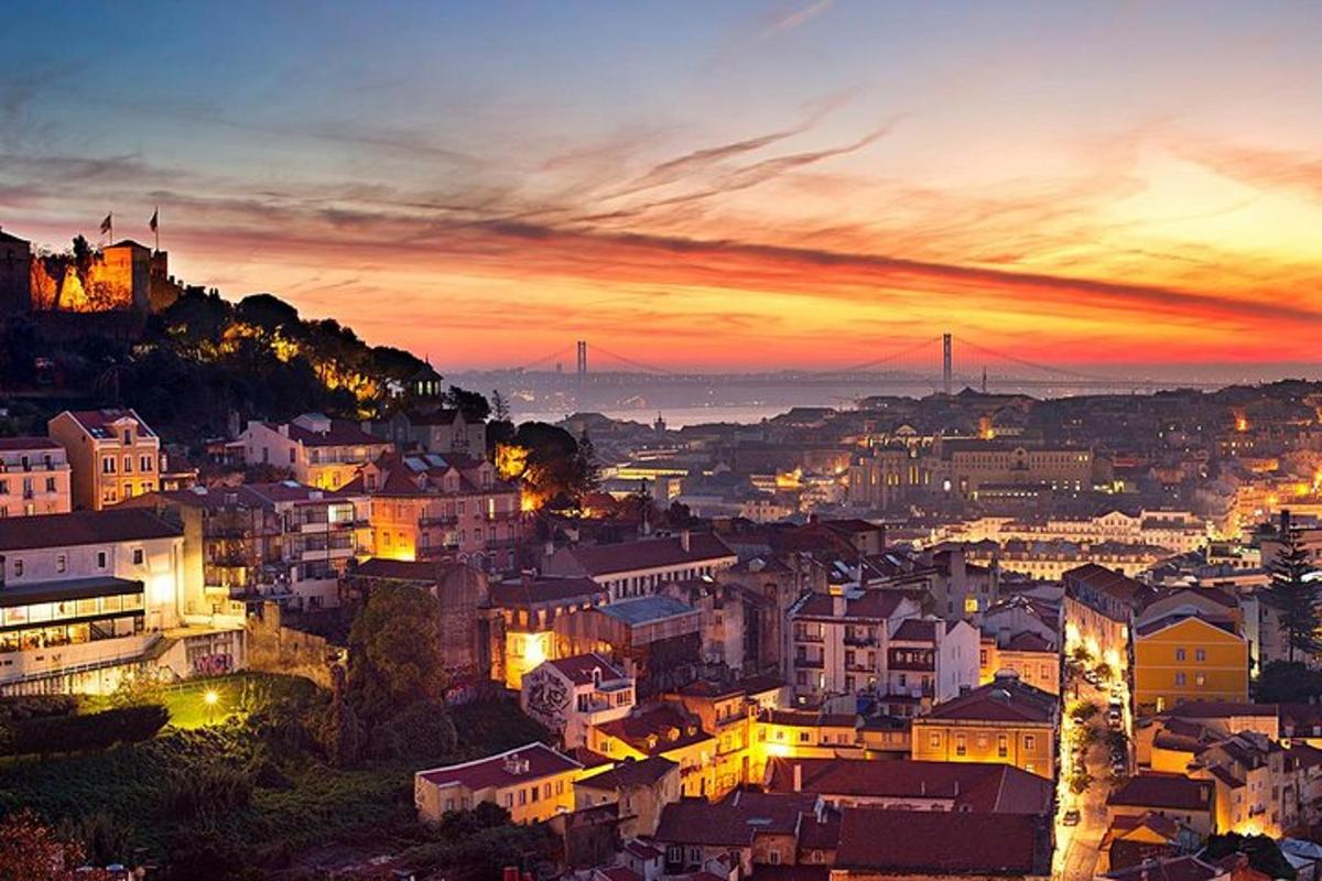 una vista de una ciudad de noche