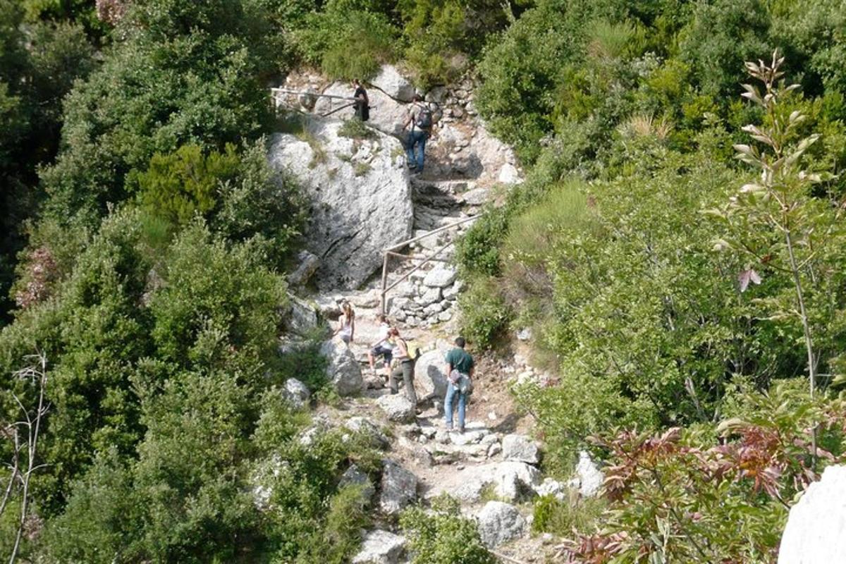 un gruppo di persone che camminano su una montagna rocciosa