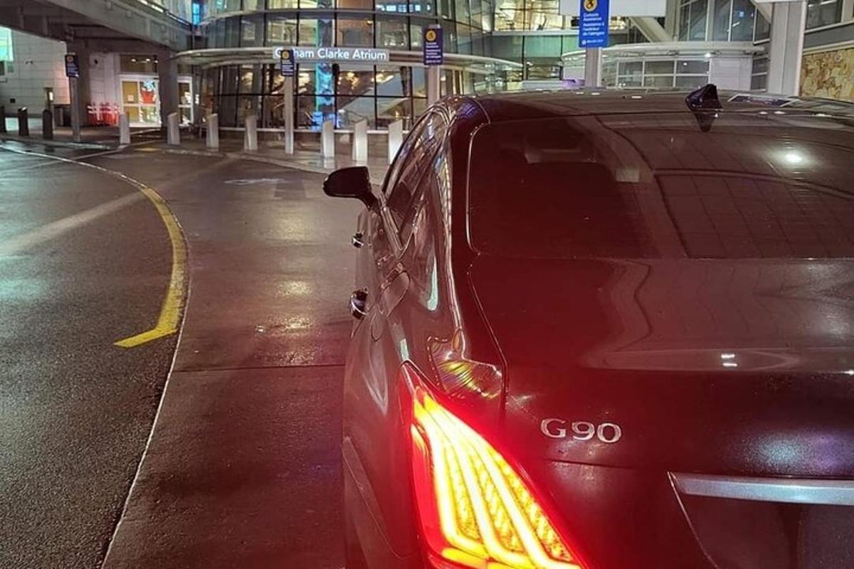 punane auto pargitud parklas