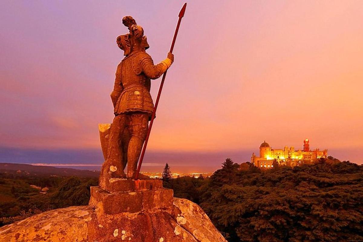 o statuie a unui bărbat care stă pe vârful unui munte