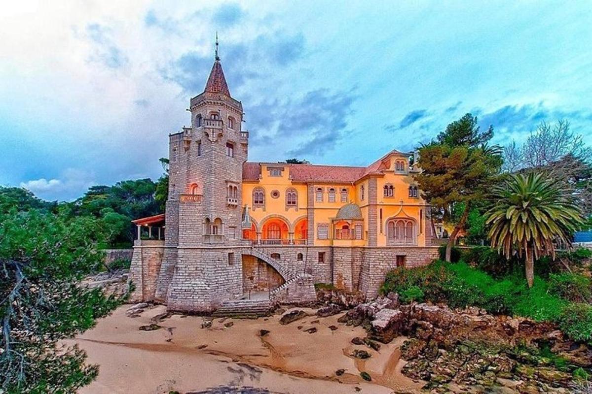 un vecchio edificio con una torre in cima