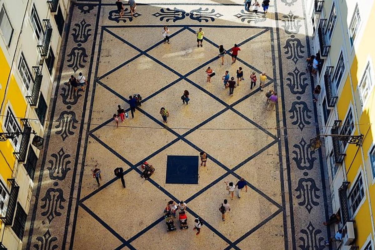 una vista dall'alto di un gruppo di persone in un edificio