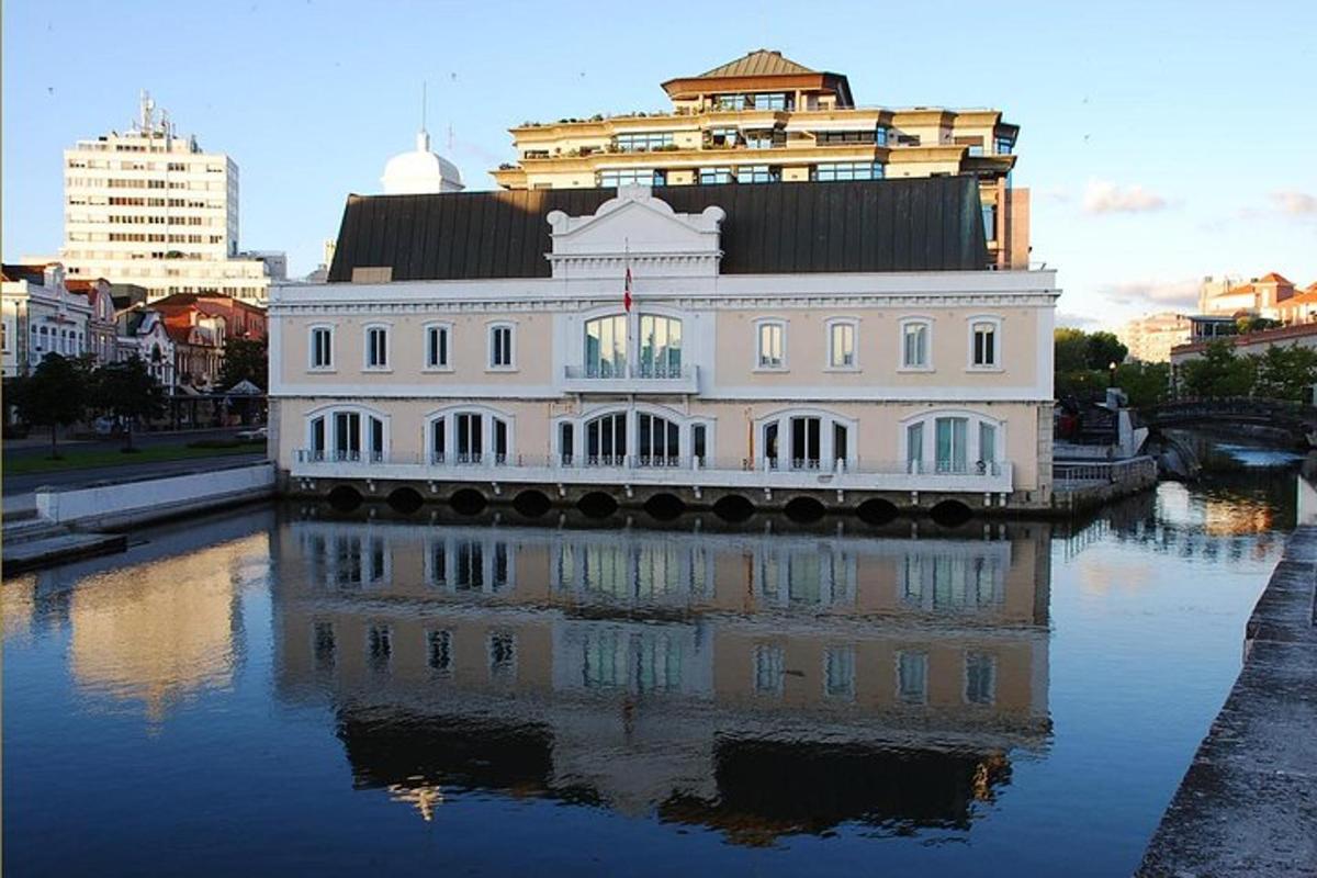 ein weißes Gebäude an einem Fluss in einer Stadt