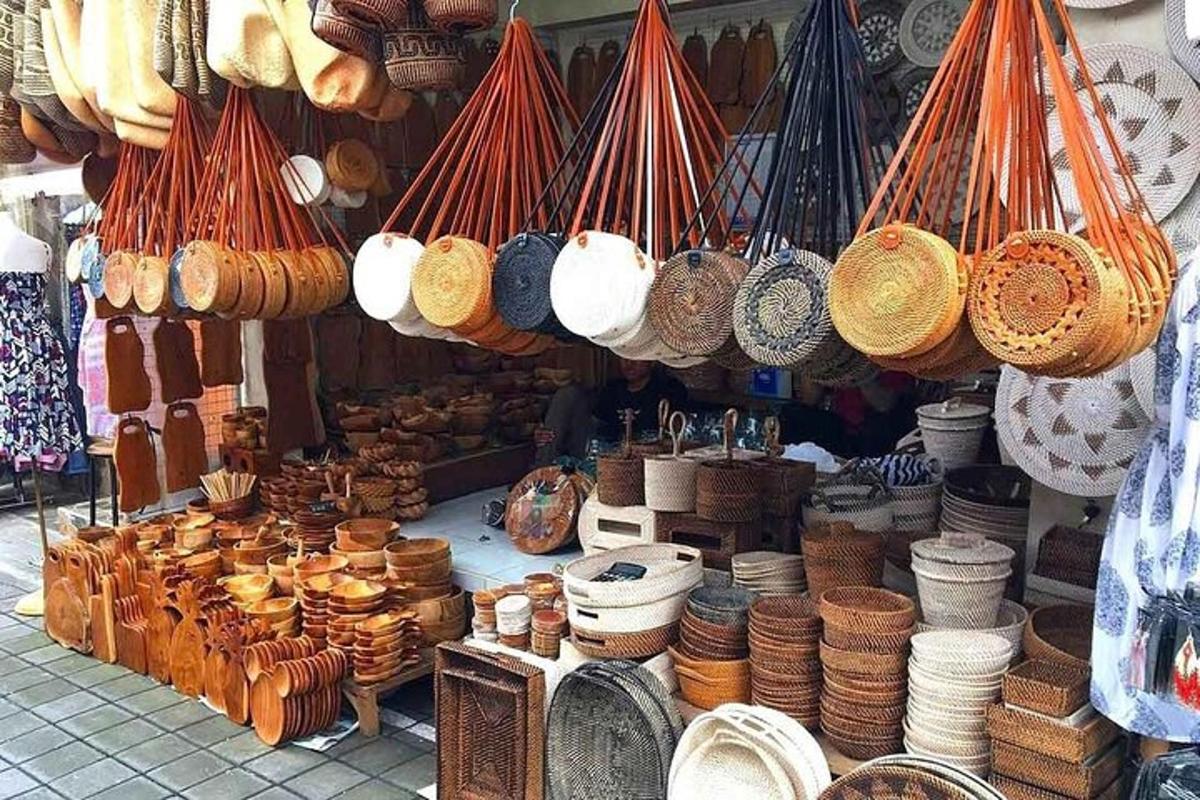 una botiga amb barrets, cistelles i bols exposats