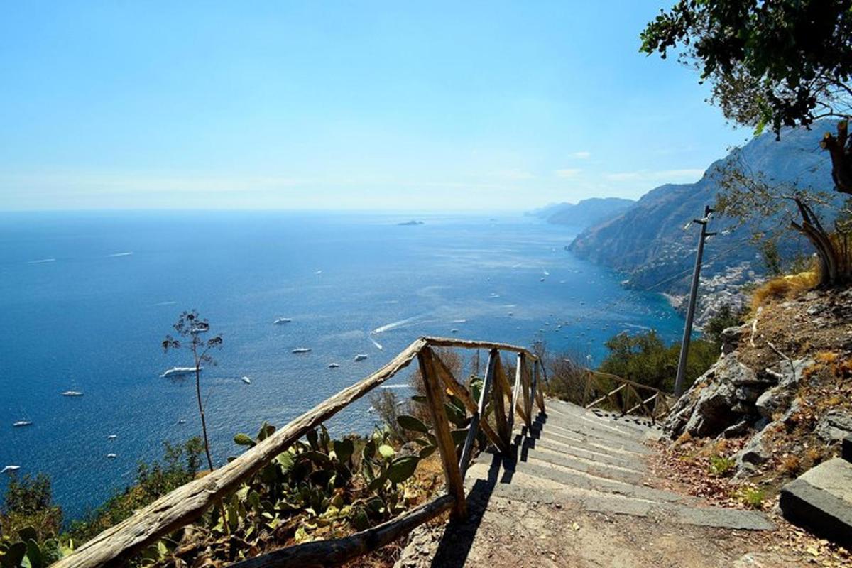 una vista dell'oceano da una collina con una scala