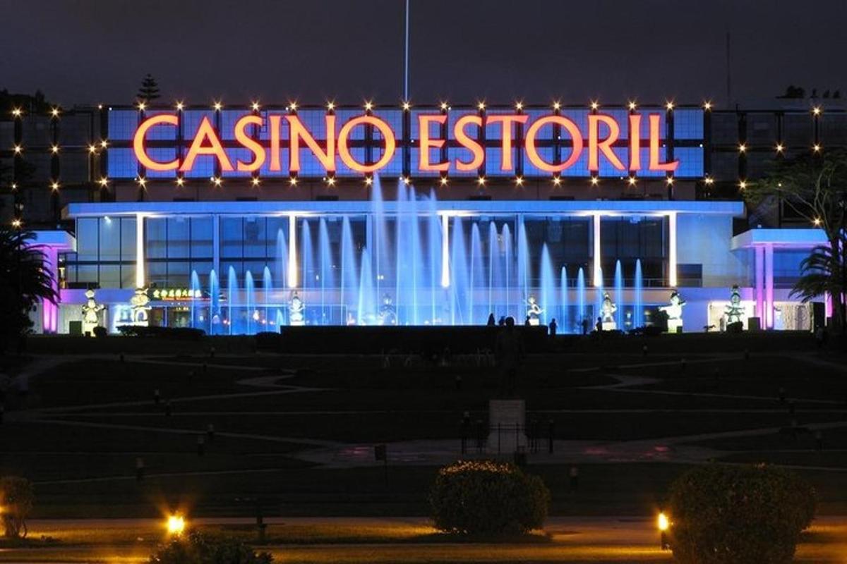 un resort casinò con un'insegna illuminata di notte