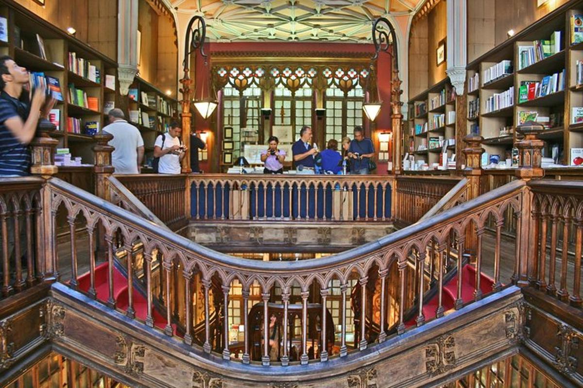 una biblioteca con una scala a chiocciola in una libreria