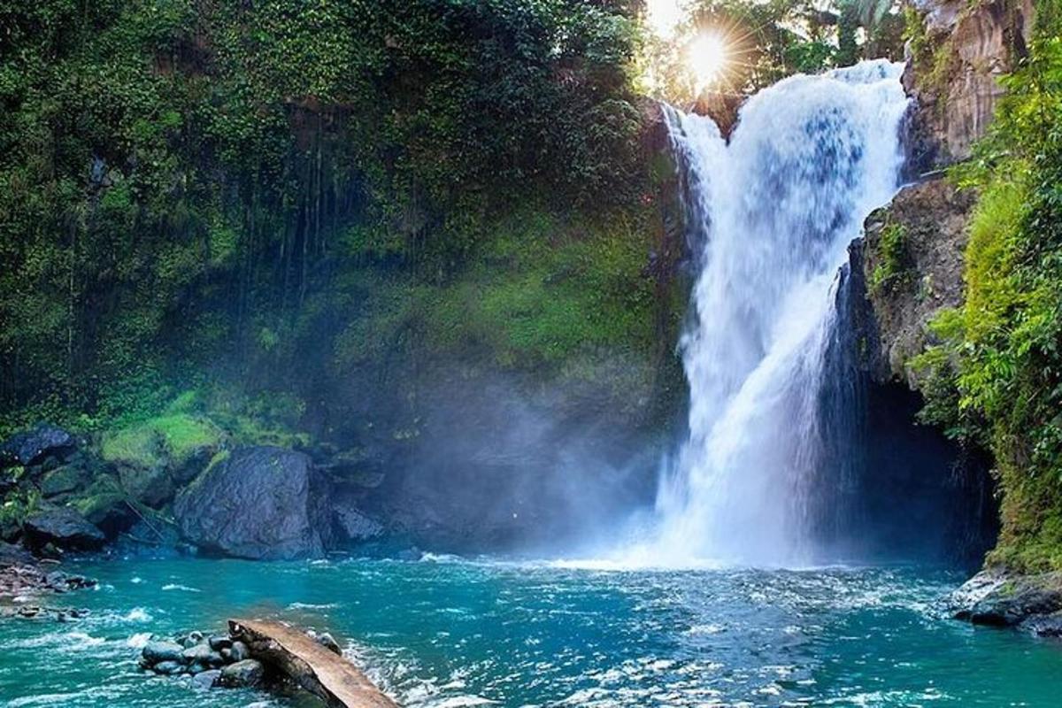 una cascada al mig d'un riu