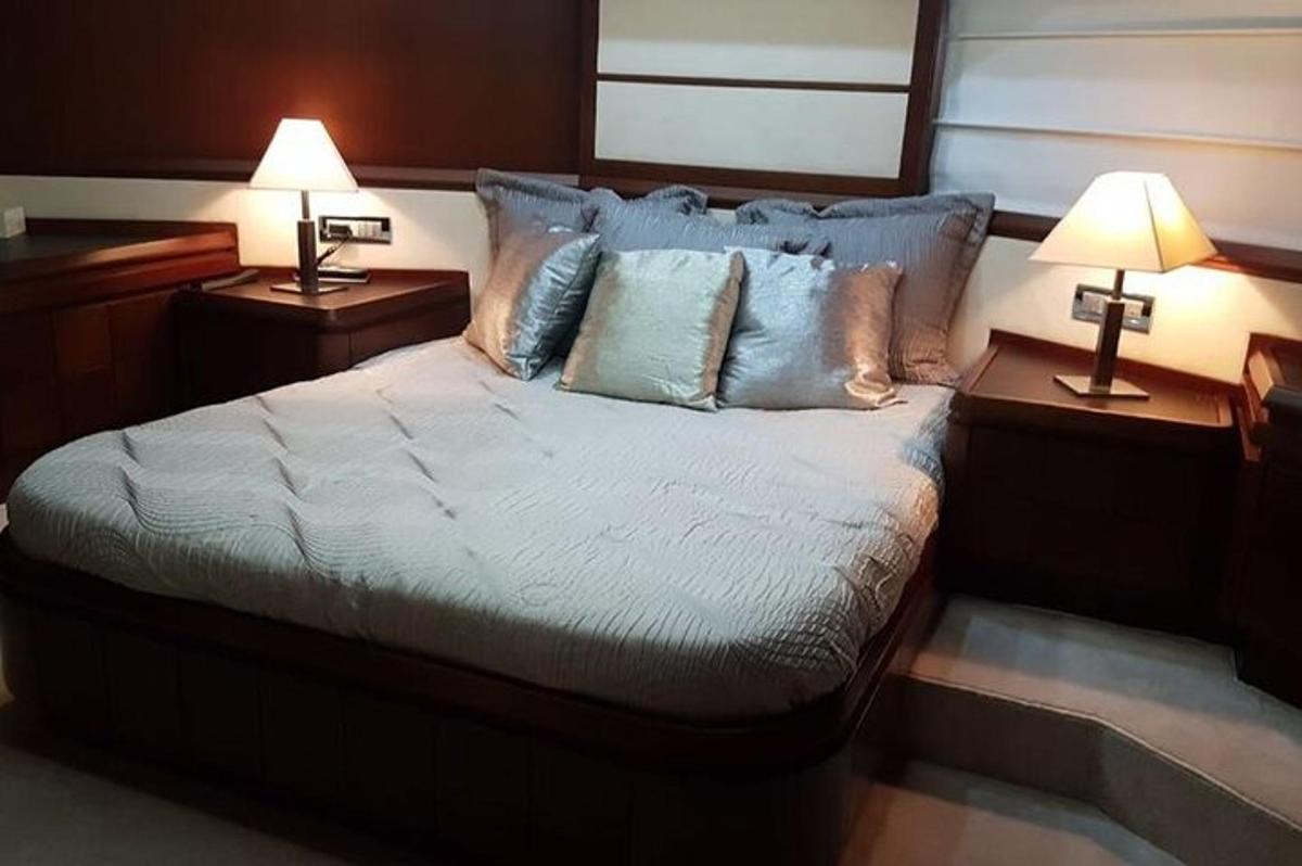 una camera da letto con un letto grande con due lampade
