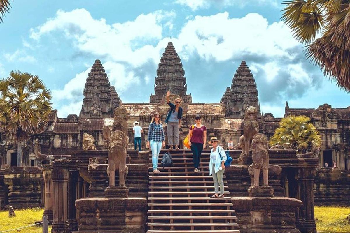 um grupo de pessoas subindo as escadas de um templo
