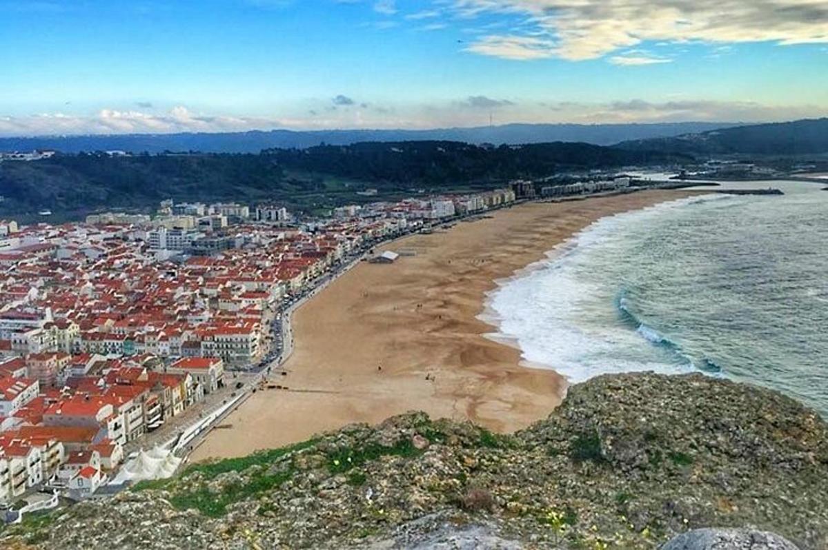 o vedere aeriană a unei plaje cu clădiri și ocean