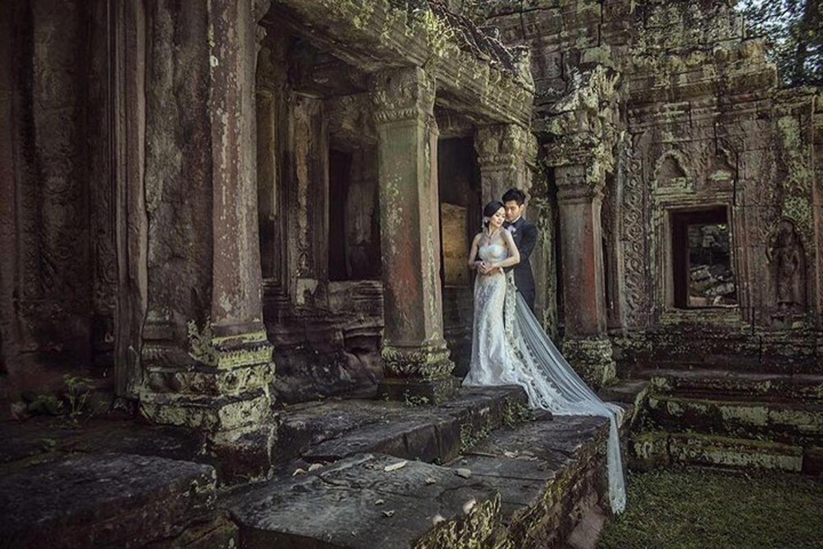 una sposa e uno sposo in piedi in un vecchio edificio