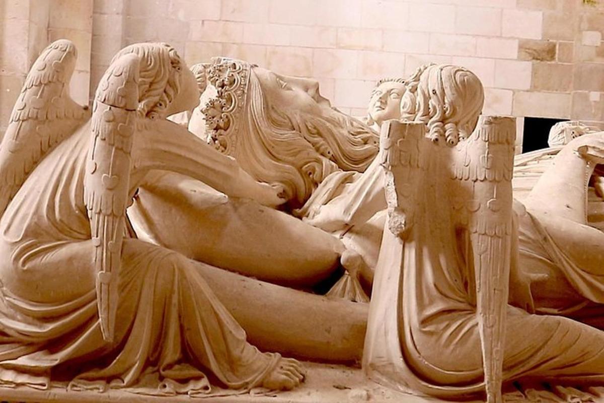 o statuie a unei femei așezate pe pământ