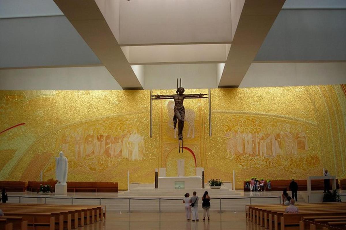 eine Wand mit einer Statue eines Kruzifixes in einer Kirche