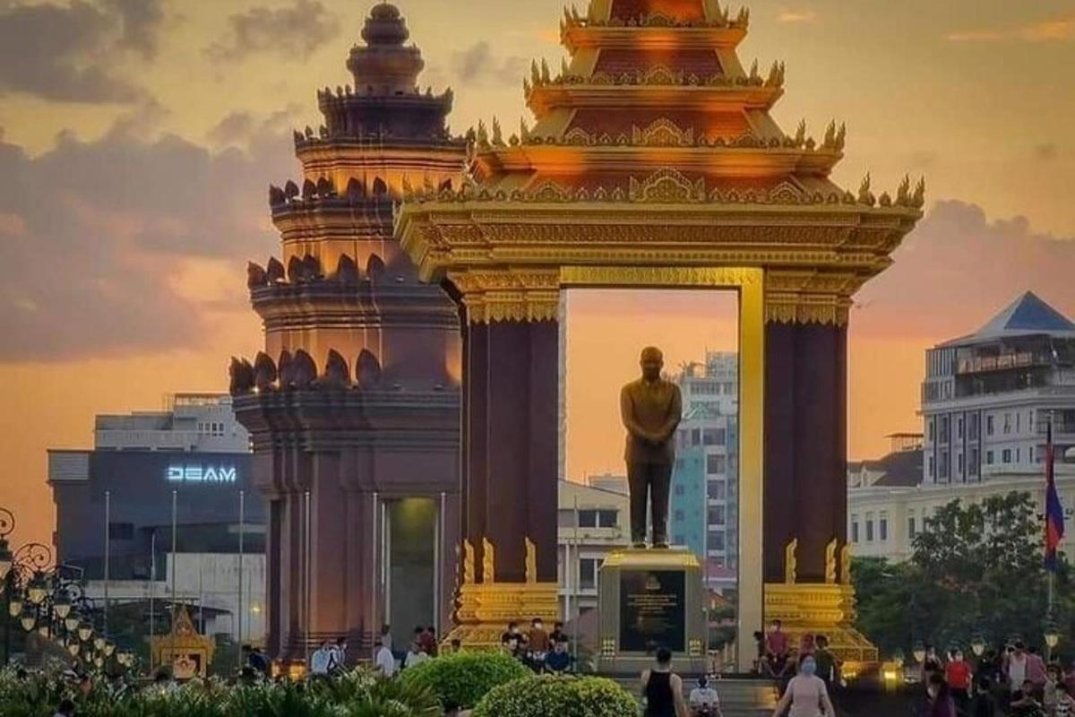 una estàtua d'un home davant d'un gran edifici
