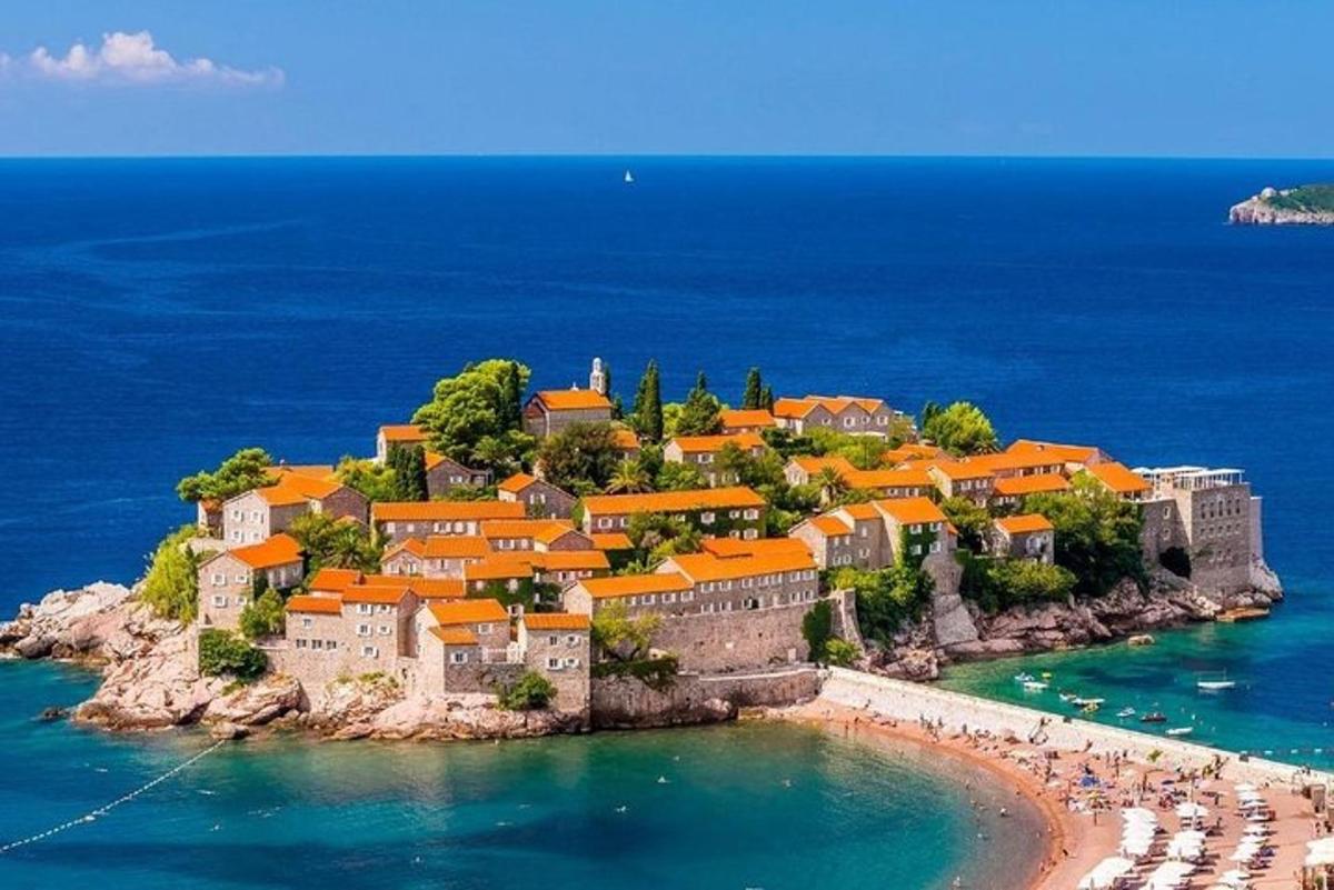 un'isola nell'oceano con i tetti arancioni
