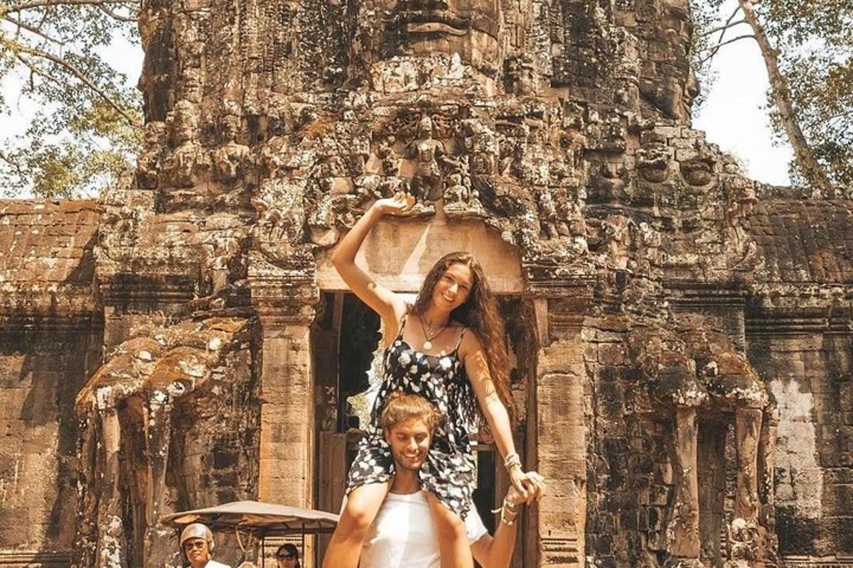 eine Frau in einem Kleid steht vor einem Gebäude