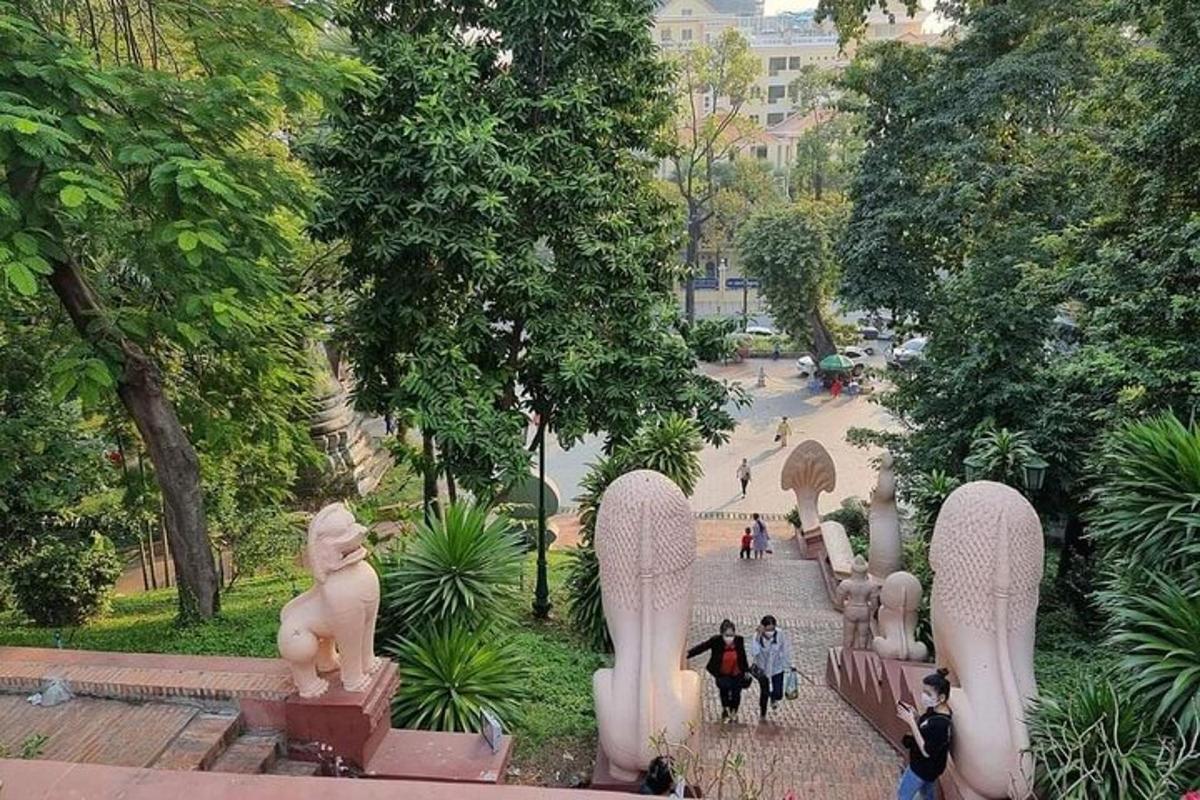 sekumpulan patung di taman dengan pokok
