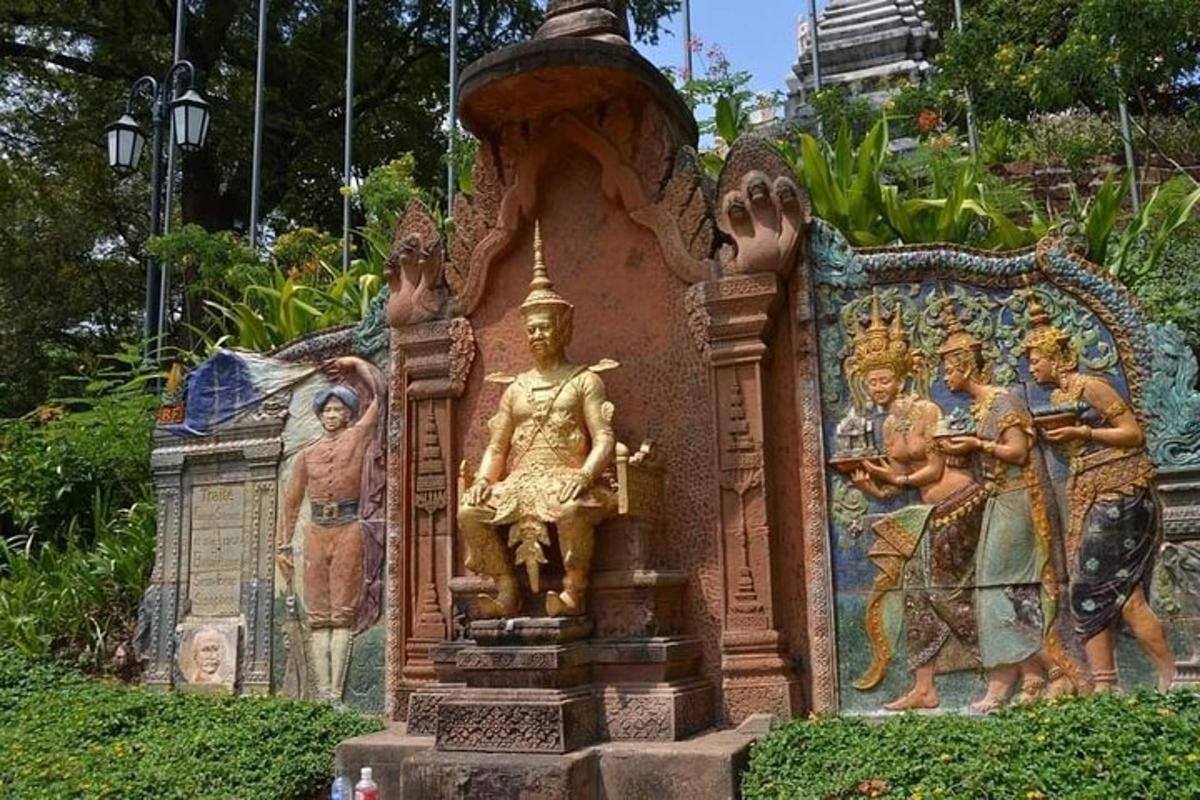 patung di taman dengan lukisan di atasnya