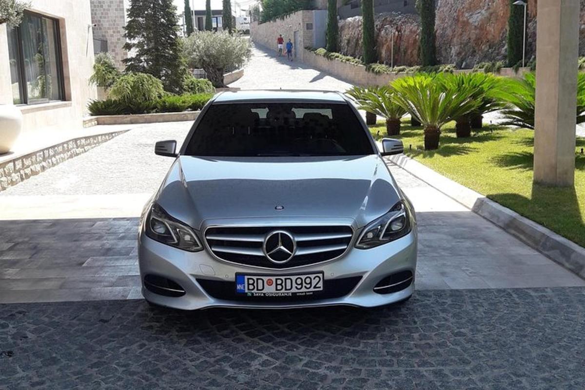 un'auto argentata parcheggiata in un vialetto
