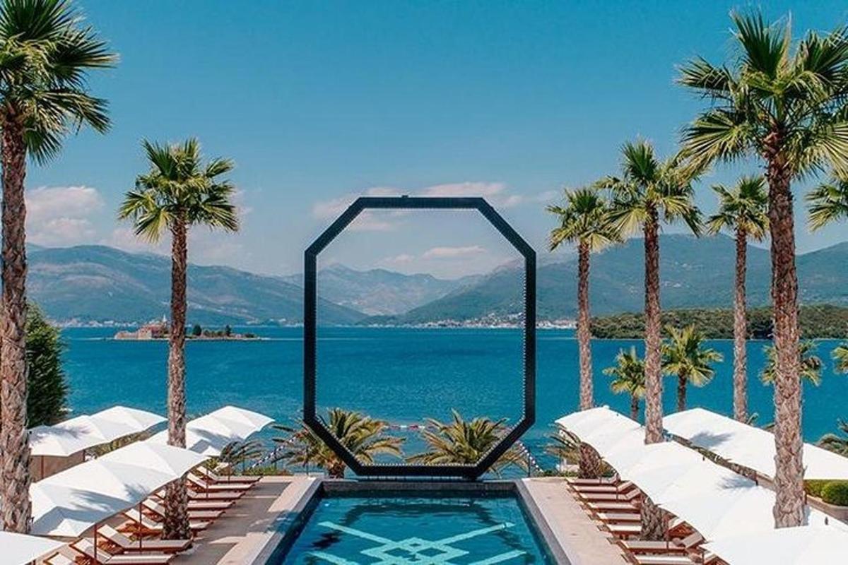 una piscina con palme e vista sull'oceano