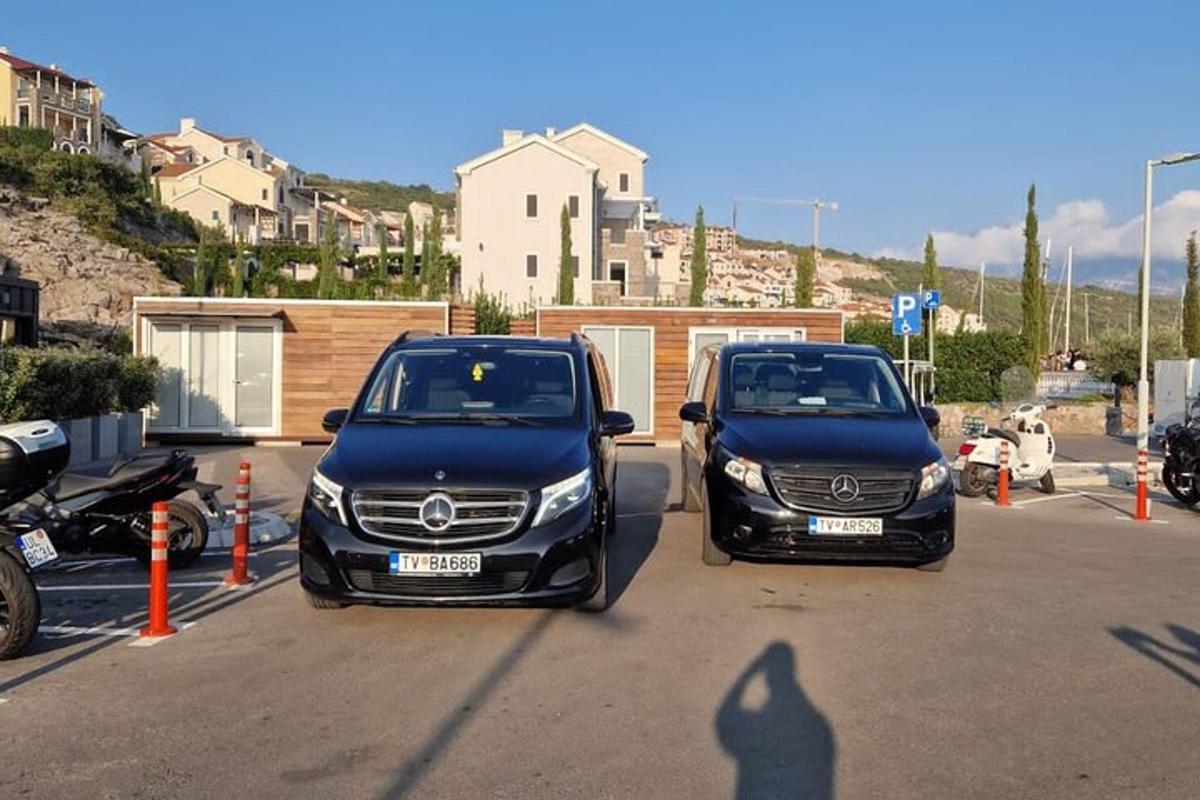 due auto parcheggiate una accanto all'altra in un parcheggio