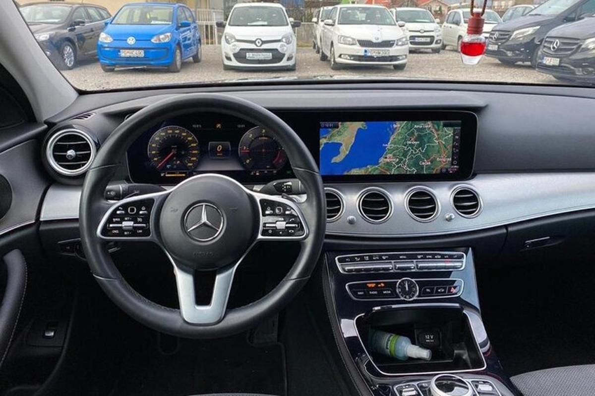 một góc nhìn về vô lăng của một chiếc xe mercedes benz