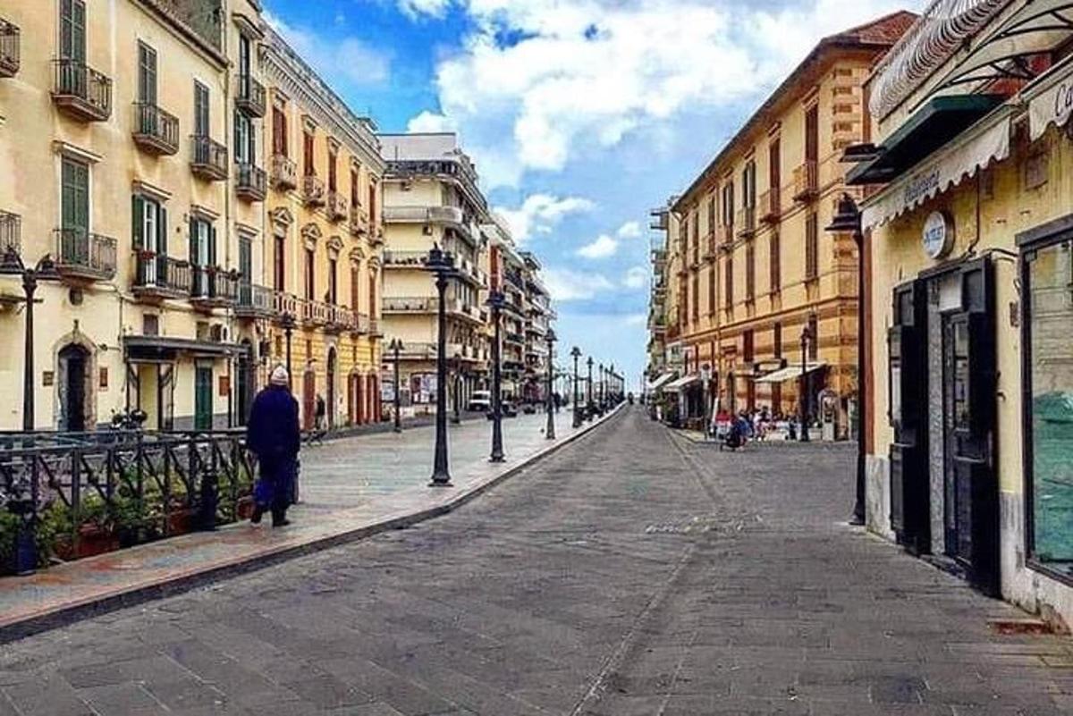 ένα άτομο που περπατάει σε έναν δρόμο με κτίρια