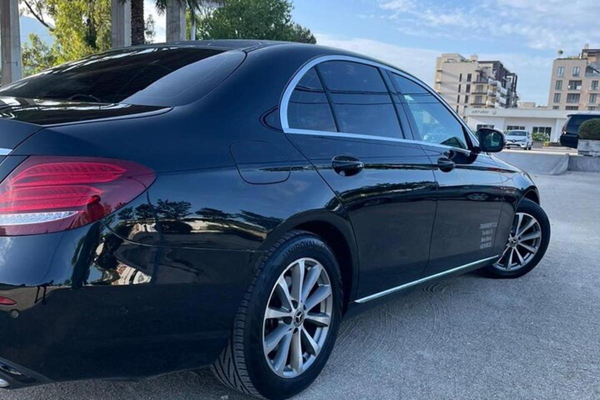 černé auto zaparkované na parkovišti
