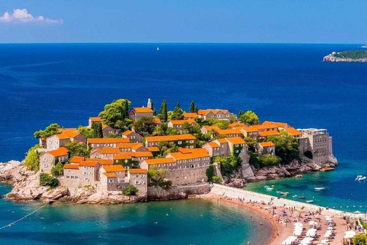 ostrov v oceánu s oranžovými střechami