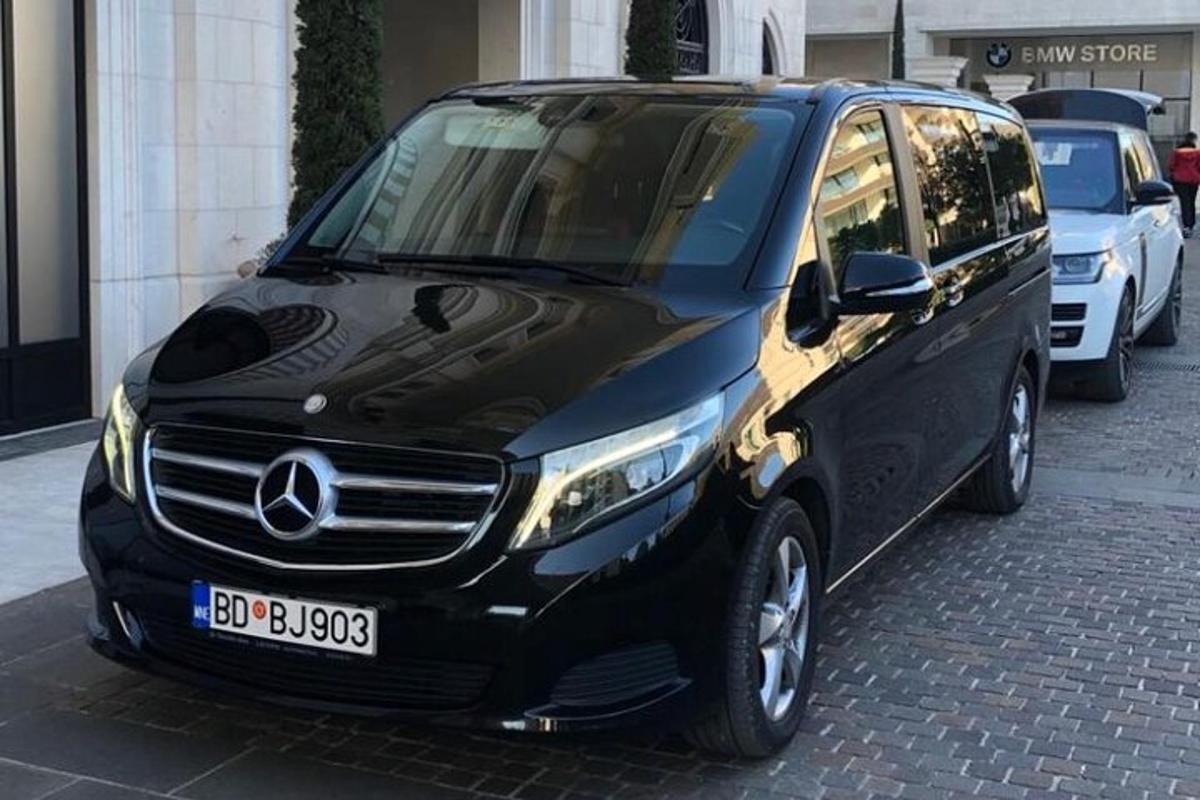 črn kombi mercedes benz parkiran na ulici