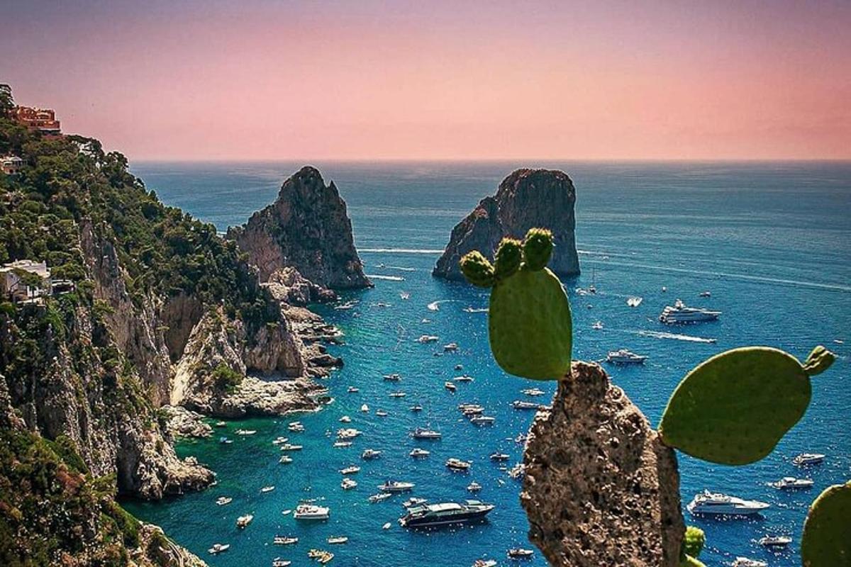 μια θέα ενός κόλπου με βάρκες στο νερό