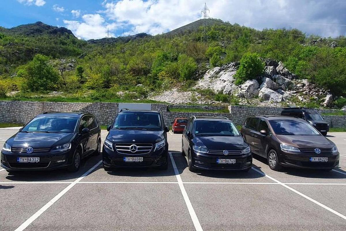 három autóból álló csoport parkolt egy parkolóban