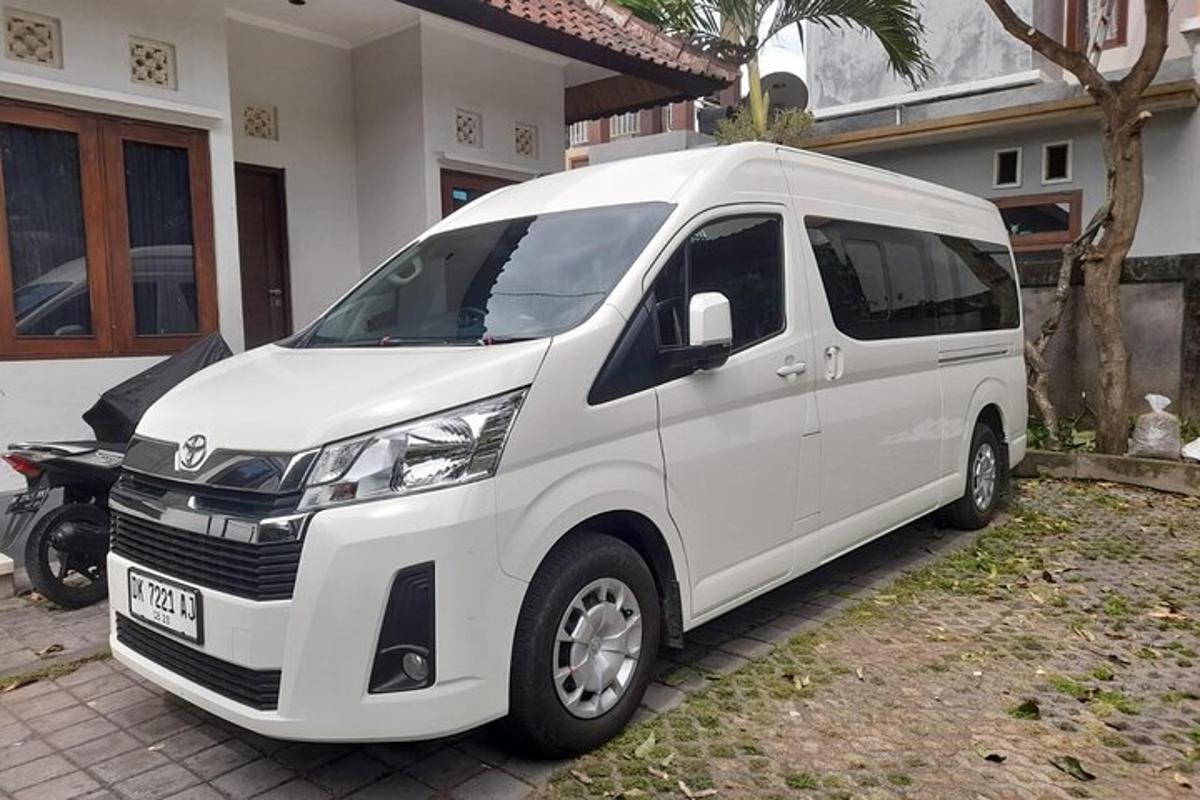 un furgone bianco parcheggiato davanti a una casa