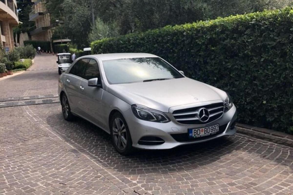 un'auto argentata parcheggiata sul ciglio di una strada
