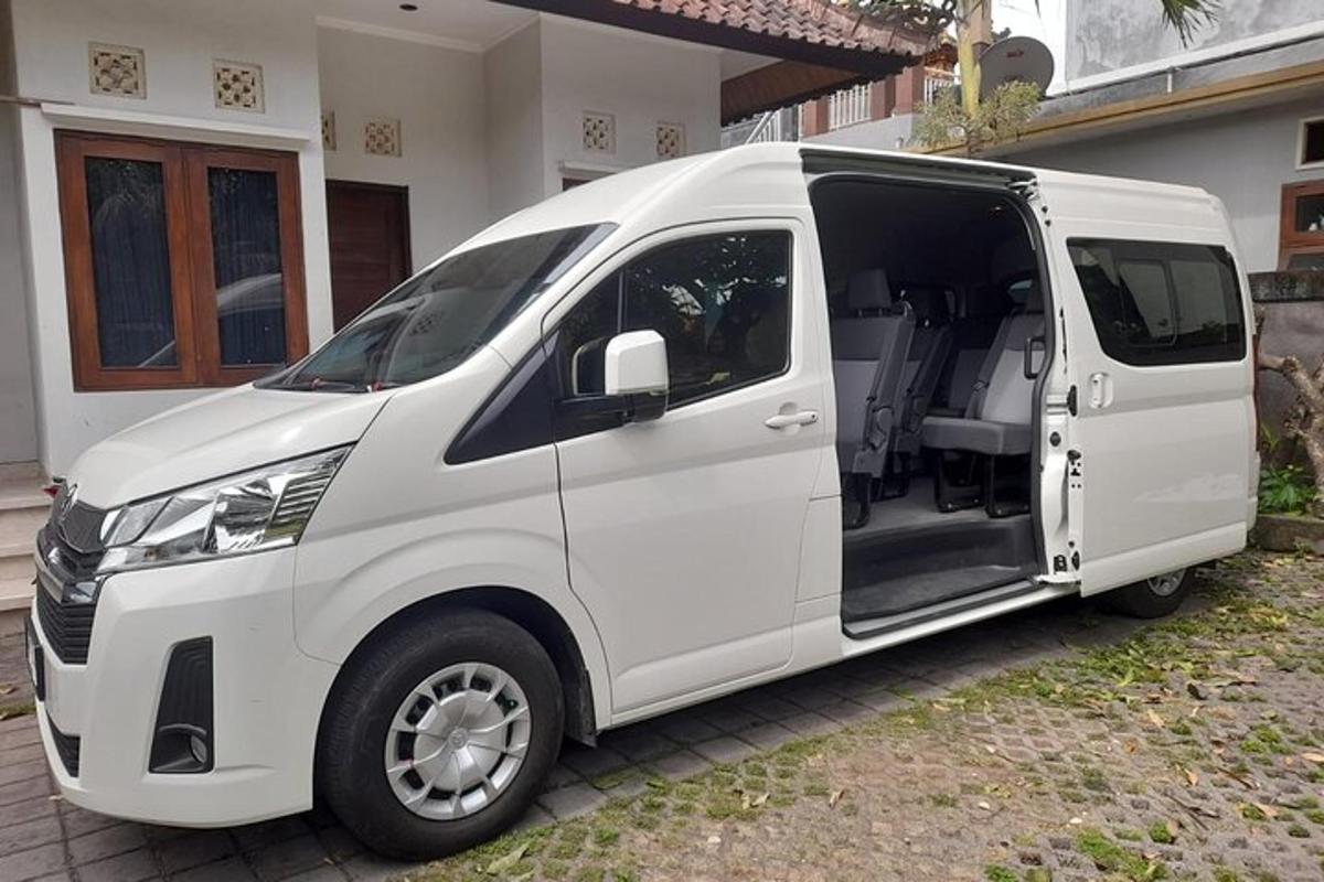 en hvit varebil parkert foran et hus