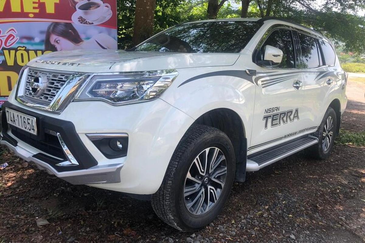 egy fehér Nissan Titan parkolt egy parkolóban