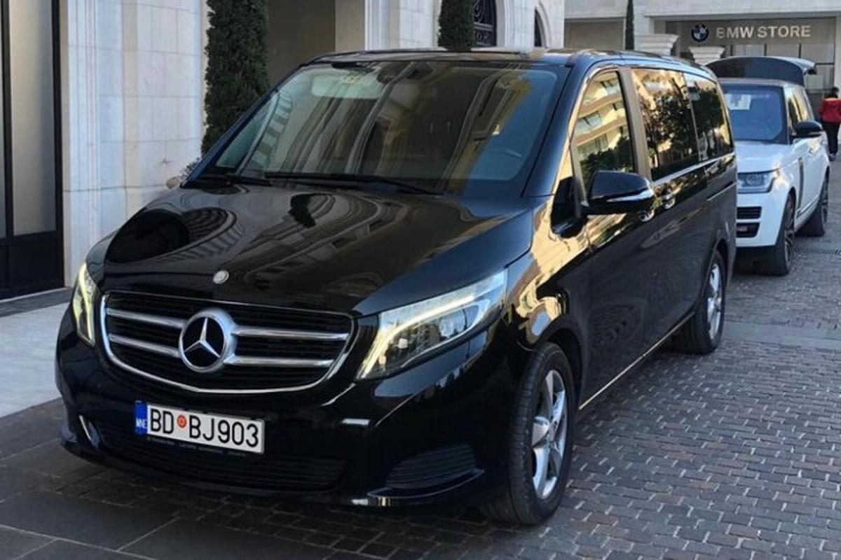 un SUV nero parcheggiato su una strada cittadina