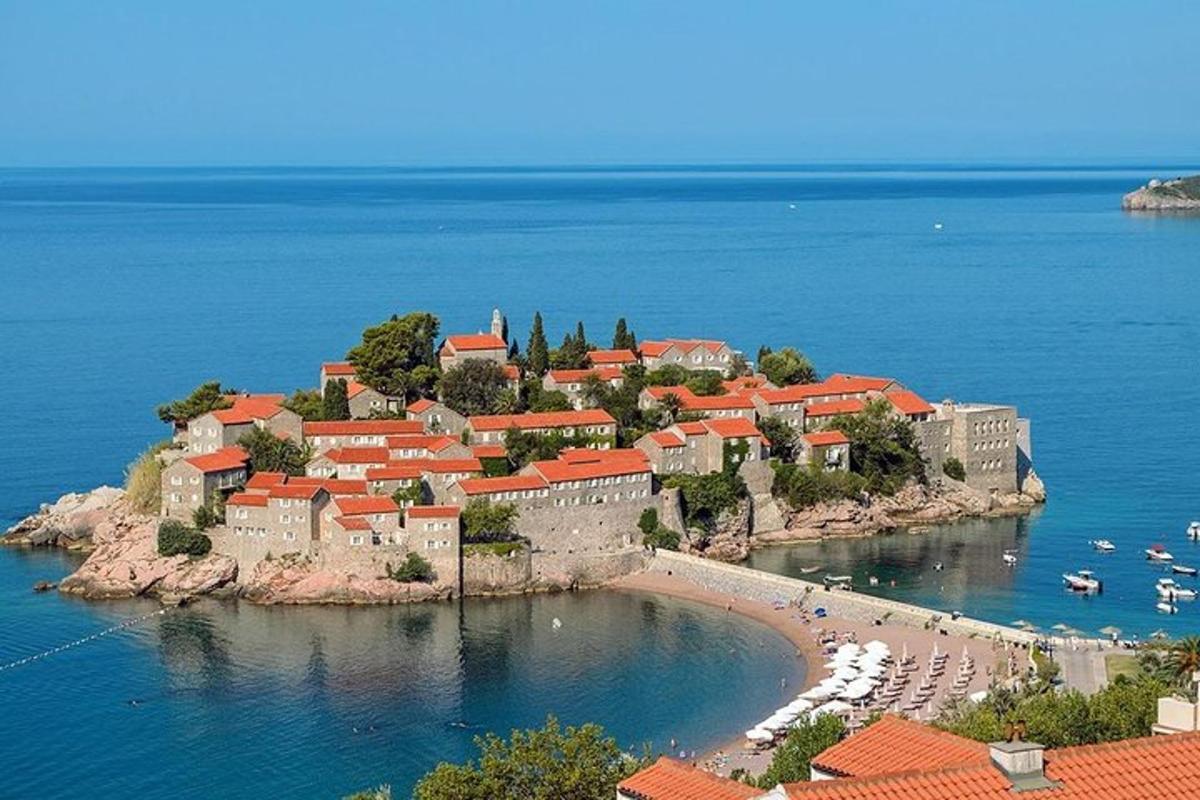 majhen otok v vodi z gradom