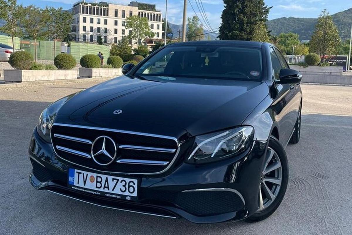 Černé auto Mercedes Benz zaparkované na parkovišti