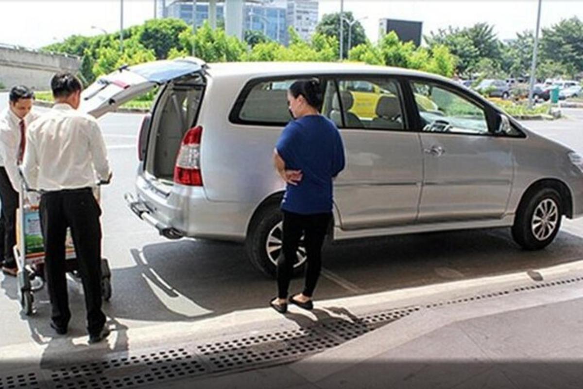 un gruppo di persone in piedi accanto a un'auto