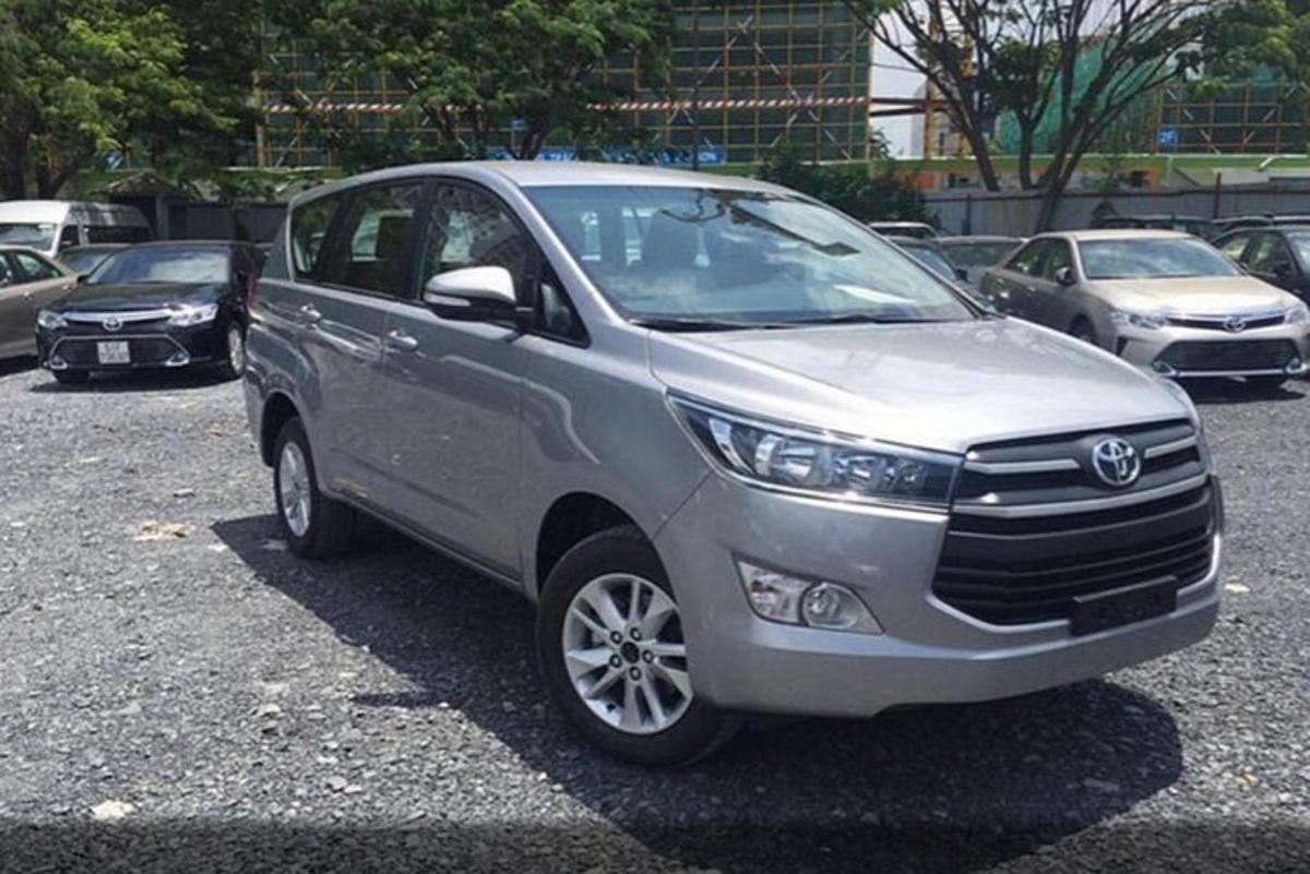 sebuah kereta berwarna perak diletakkan di tempat letak kereta