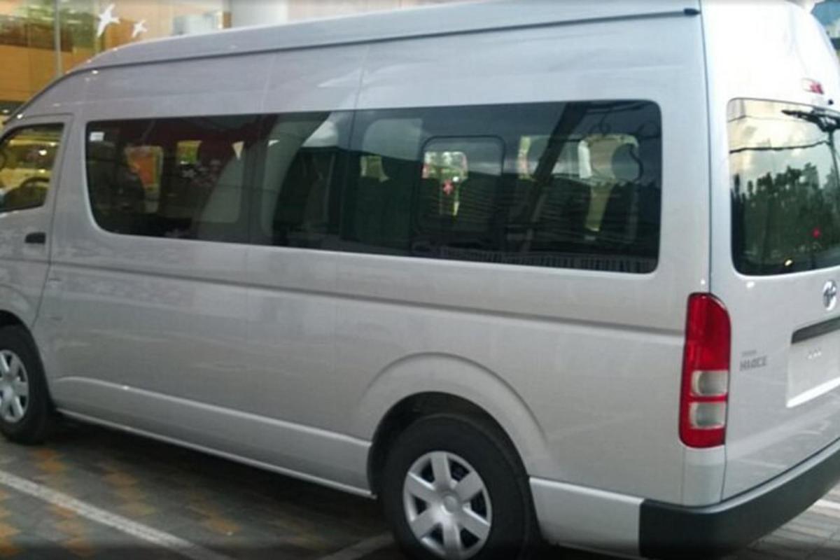 en hvit varebil parkert på en parkeringsplass