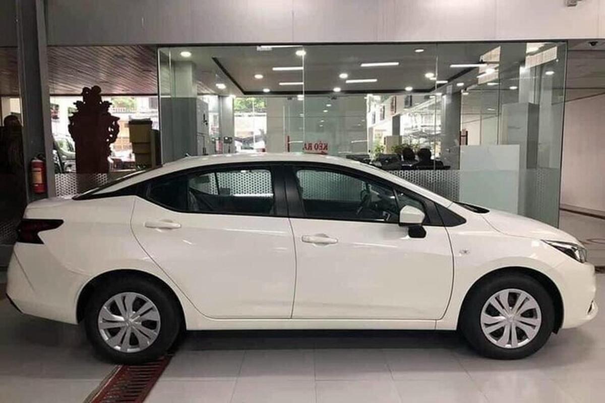 bílé auto zaparkované uvnitř budovy