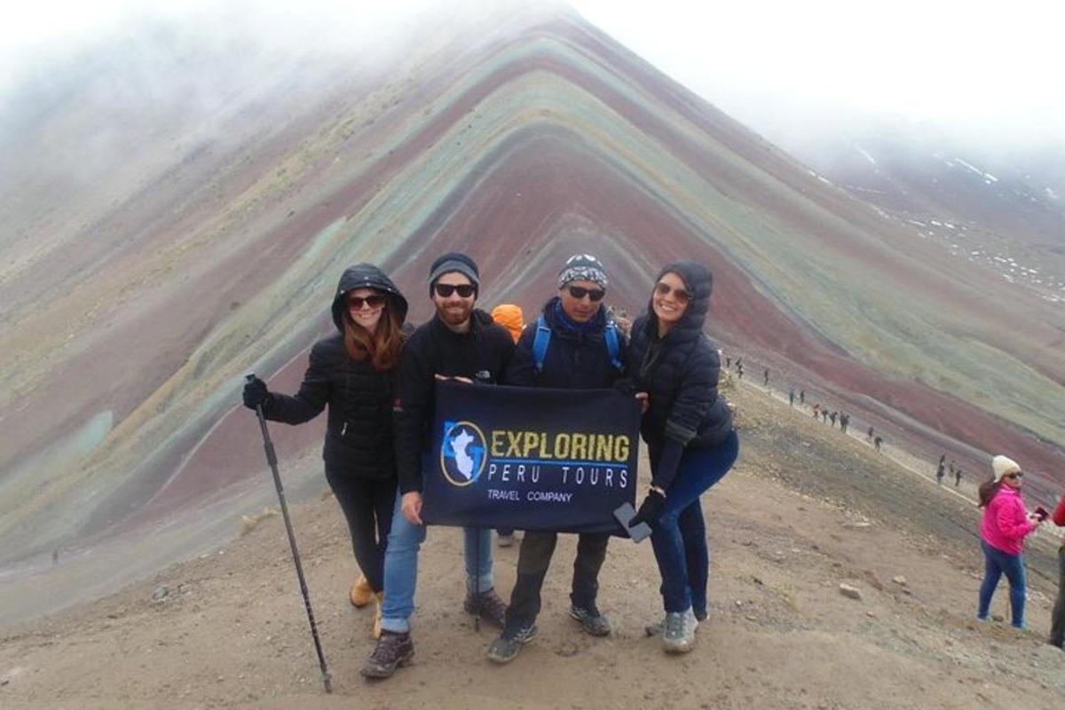 isang grupo ng mga tao na may hawak na karatula sa harap ng isang bundok