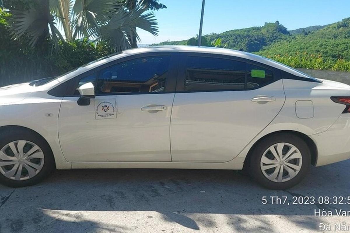 bílé auto zaparkované na parkovišti